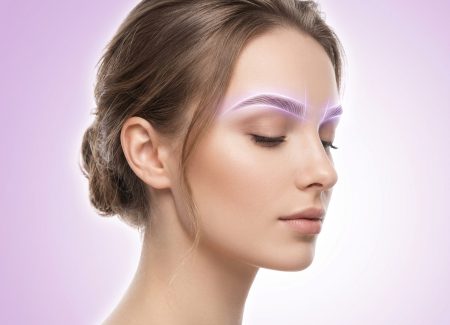 نمای نزدیک ابروی یک بانو حین بررسی برای کاشت ابرو در مطب مرزداران تهران