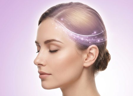 چهره زن با چشمان بسته نشان‌دهنده درمان PRP و PRF مو و تقویت فولیکول‌ها